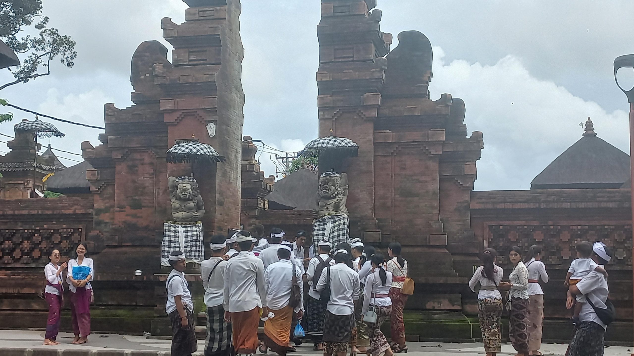 Foto: Suasana persembahyangan di Pura Agung Jagatnatha, Sabtu (8/2/25). Sumber: Komang Ari/Wacana Bali.