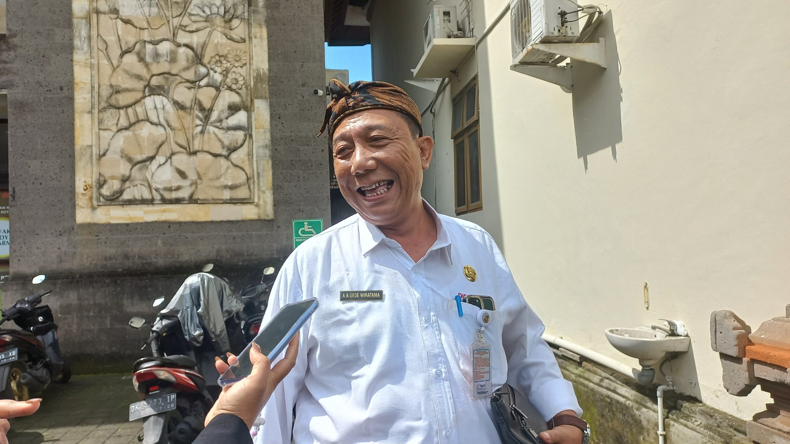 Foto: Kadisdikpora Kota Denpasar, Anak Agung Gede Wiratama saat ditemui di kantornya, Kamis (13/2/25). Sunber: Komang Ari/Wacana Bali.