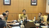 Foto: Wakil Wali Kota Denpasar I Kadek Agus Arya Wibawa dalam rapat koordinasi pengendalian inflasi daerah secara virtual yang digelar Kementerian Dalam Negeri, Senin (24/2/25). Sumber: Pemkot Denpasar.
