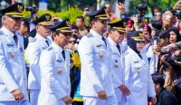 Foto: Bupati dan Wakil Bupati Badung terpilih I Wayan Adi Arnawa dan Bagus Alit Sucipta melakukan defile dari Monumen Nasional (Monas) menuju Istana Negara, Jakarta sebelum dilantik secara serentak oleh Presiden RI, Prabowo Subianto, Kamis, (20/2/25). Sumber: Humas Pemkab Badung.
