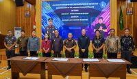 Wakil Bupati Badung I Ketut Suiasa didampingi Sekda Surya Suamba menghadiri Penerangan Hukum Jaksa Garda Desa dan Penandatanganan Nota Kesepahaman Bersama di Aula Kajari Badung, Jumat (14/2).