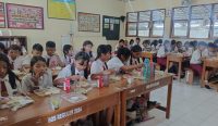 Foto: Pelaksanaan uji coba makan bergizi gratis di SDN 4 Sanur, Senin (17/2/25). Sumber: Komang Ari/Wacana Bali.