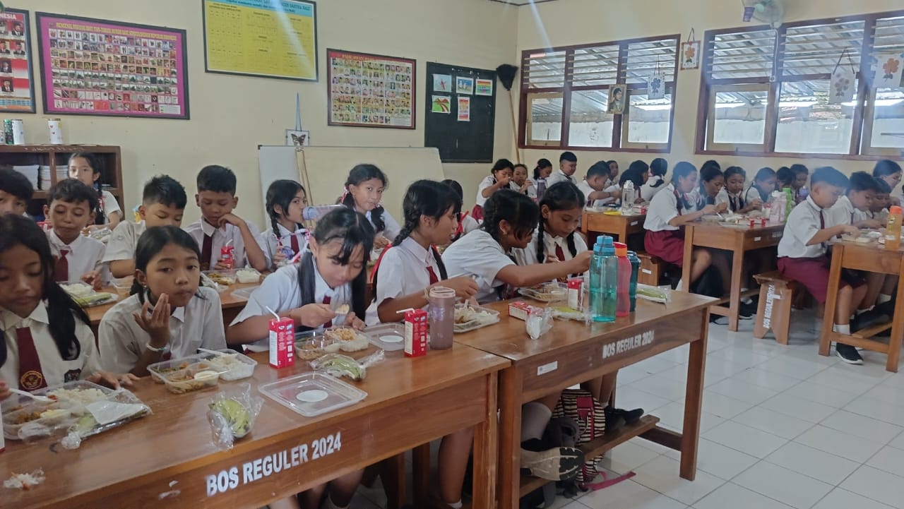 Foto: Pelaksanaan uji coba makan bergizi gratis di SDN 4 Sanur, Senin (17/2/25). Sumber: Komang Ari/Wacana Bali.