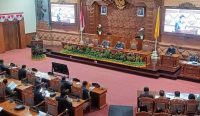 Foto: Wakil Wali Kota Denpasar I Kadek Agus Arya Wibawa, saat membacakan pidato Pengantar Laporan Keterangan Pertanggungjawaban (LKPJ) Wali Kota Denpasar Tahun Anggaran 2024 di Kantor DPRD Denpasar, Selasa (25/3/25). Sumber: Komang Ari/Wacana Bali.