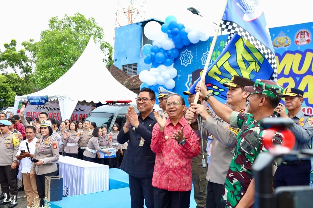 Foto: Acara pelepasan pemudik mudik gratis oleh Gubernur Bali Wayan Koster bersama Kapolda Bali, Irjen Pol Daniel Adityajaya. Sumber: Yulius N/wacanabali.com