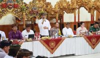 Foto: Wali Kota Denpasar I Gusti Ngurah Jaya Negara dalam rapat pengamanan rangkaian Hari Suci Nyepi di Kantor Dinas Kebudayaan (Dishub) Denpasar, Kamis (6/3/25).