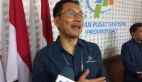 Foto: Plt. Kepala Badan Pusat Statistik (BPS) Provinsi Bali, Kadek Agus Wirawan saat diwawancarai awak media di Denpasar, Senin (3/3/25). Sumber: Komang Ari/Wacana Bali.