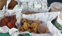 Foto: Deretan menu yang tersedia di restoran ayam goreng Wingstop. Sumber: Komang Ari/Wacana Bali.