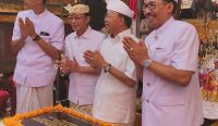 Foto: Gubernur Bali, Wayan Koster saat menghadiri Puncak Karya Melaspas, Rsi Gana, dan Numbung Pedagingan di Pura Paibob Pasek Dangka Kemoning