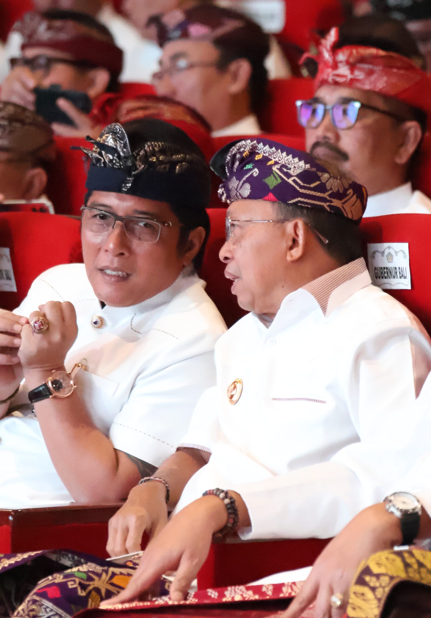 Gubernur Bali Wayan Koster beserta Wagub Bali Giri Prasta saat memberikan arahan dalam Rapat Kordinasi (Rakor) bertajuk 'Sinergitas Pembangunan Bali dalam Satu Kesatuan Wilayah: 1 Pulau, 1 Pola, 1 Tata Kelola dalam Nindihin Gumi Bali', Rabu (12/03/2025). Foto: dok/pribadi