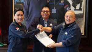 Foto: Sekjen Nasdem saat menyerahkan SK pengangkatan I Nengah Senantara sebagai Ketua DPW Nasdem Bali. Sumber: Ist.