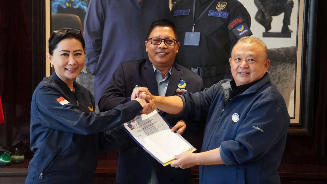Foto: Sekjen Nasdem saat menyerahkan SK pengangkatan I Nengah Senantara sebagai Ketua DPW Nasdem Bali. Sumber: Ist.