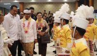 Bupati Badung Adi Arnawa didampingi Nyonya Rasniathi Adi Arnawa selaku Ketua Dekranasda Kab. Badung menghadiri pelantikan dan Rapat BPC HIPMI Kabupaten Badung periode 2024-2027 di Balai Budaya Giri Nata Mandala, Sabtu (22/3).