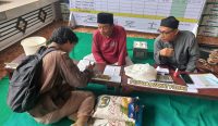 Foto: Pembayaran zakat fitrah di Yayasan Madya Narussalam, Denpasar. Sumber: Komang Ari/Wacana Bali.