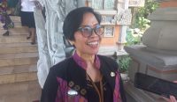 Foto: Kepala Perwakilan BKKBN Provinsi Bali, dr. Ni Luh Gede Sukardiasih, M.F.or., M.A.R.S. saat diwawancarai awak media, Jumat (7/3/25). Sumber: Komang Ari/Wacana Bali.