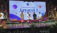 Foto: Gubernur Bali, Wayan Koster saat menutup Bulan Bahasa Bali VII tahun 2025 di Art Center Denpasar, Sabtu (1/3)