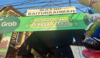 Foto: Suasana Pasar Takjil di Kawasan Masjid Raya Baiturrahmah, Denpasar, Sabtu (1/3/25). Sumber: Komang Ari/Wacana Bali.