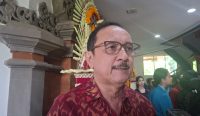 Foto: Kepala Dinas Pariwisata Bali Tjok Bagus Pemayun saat diwawancarai awak media di Kantor Gubernur Bali, Jumat (7/3/25). Sumber: Komang Ari/Wacana Bali.