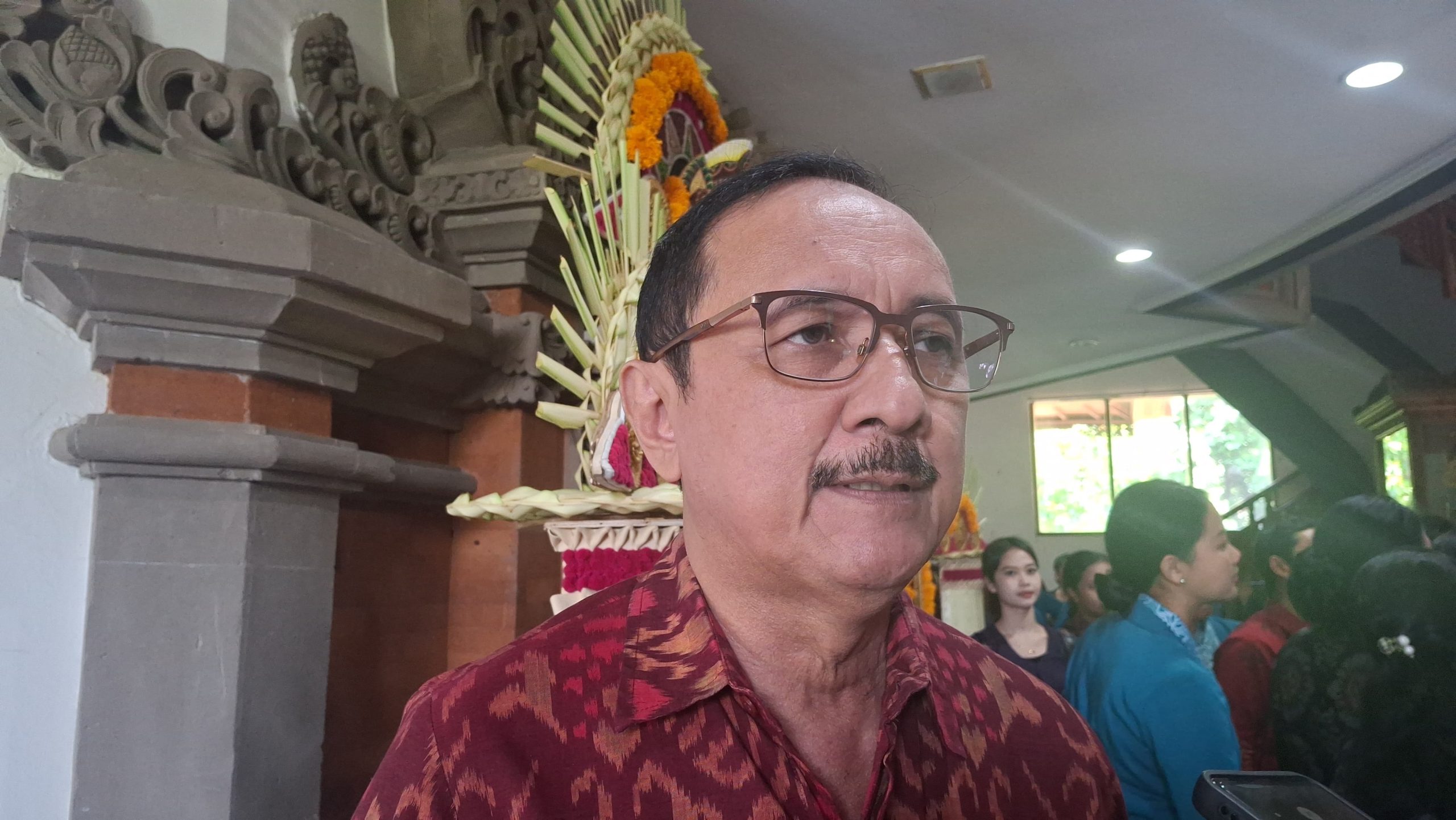 Foto: Kepala Dinas Pariwisata Bali Tjok Bagus Pemayun saat diwawancarai awak media di Kantor Gubernur Bali, Jumat (7/3/25). Sumber: Komang Ari/Wacana Bali.