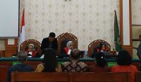 Foto: Situasi sidang pemeriksaan lima saksi mantan pegawai BPN Kota Denpasar dalam perkara Jero Kepisah, di PN Denpasar, Selasa (4/3/25). Sumber: Yulius N/wacanabali.com