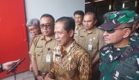 Foto: Menteri Lingkungan Hidup Hanif Faisol Nurofiq saat diwawancarai awak media di Pusat Daur Ulang (PDU) Padangsambian Kaja, Denpasar, Senin (24/3/25). Sumber: Komang Ari/Wacana Bali.