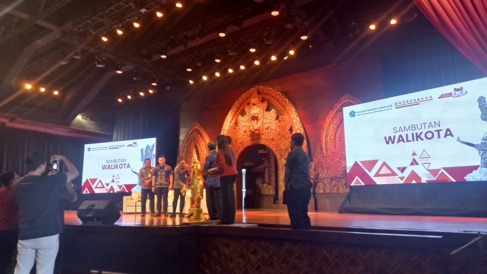 Foto: Wakil Wali Kota Denpasar I Kadek Agus Arya Wibawa saat membacakan sambutan Wali Kota Denpasar sekaligus membuka acara Musrenbang RKPD Kota Denpasar 2026, Selasa (18/3/25) di Gedung DNA Denpasar. Sumber: Komang Ari/Wacana Bali.