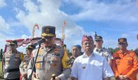 Foto: Kapolda Bali Irjen Pol Daniel Adittyajaya bersama Gubernur Bali Wayan Koster saat konferensi pers, di Lapangan Puputan Renon. Sumber: Yulius N/wacanabali.com