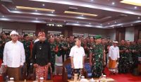 Foto: Gubernur Bali, Wayan Koster saat menghadiri Apel Babinsa se-Bali di ISI Bali, Denpasar, Jumat (14/3/2025).