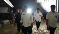 Dirjenpas Kementrian Imigrasi dan Pemasyarakatan, Mashudi, meninjau langsung banjir di lapas Cikarang, Selasa (4/3/2025). Foto: dok/pribadi
