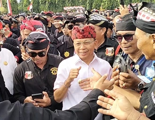 Foto: Gubernur Bali, Wayan Koster saat bersama puluhan ribu Pacalang se-Bali, di Lapangan Puputan Niti Mandala, Renon. Sumber: Ist.
