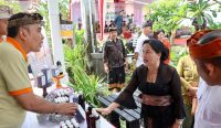 Foto: Sekretaris I Tim Penggerak PKK Provinsi Bali Ni Kadek Seniasih dalam acara peluncuran TPS3R Desa Gelgel, Klungkung. Sumber: Pemprov Bali.