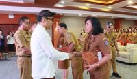 Foto: Penyerahan SK kepada 38 kepala sekolah di Denpasar. Sumber: Pemkot Denpasar.