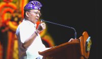 Gubernur Bali Wayan Koster saat memberikan arahan dalam Rapat Kordinasi (Rakor) bertajuk 'Sinergitas Pembangunan Bali dalam Satu Kesatuan Wilayah: 1 Pulau, 1 Pola, 1 Tata Kelola dalam Nindihin Gumi Bali', Rabu (12/03/2025). Foto: dok/pribadi