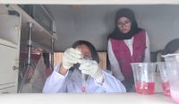 Foto: Proses pengujian sampel takjil oleh BBPOM Denpasar, Selasa (4/3/25). Sumber: Komang Ari/Wacana Bali.