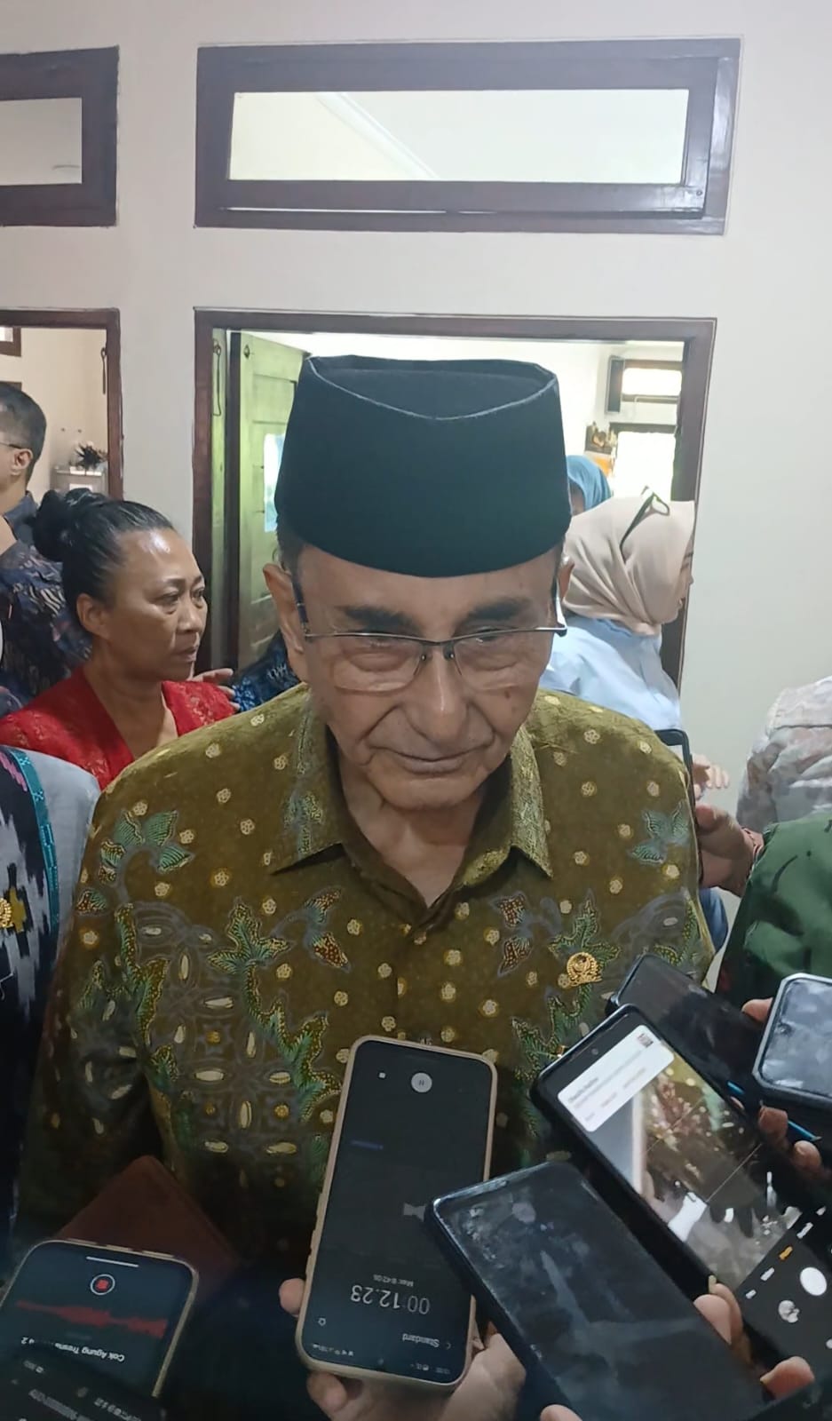 Foto: Ketua Badan Kehormatan DPD RI, Ismeth Abdullah di kantor DPD Bali Sumber: Yulius N/wacanabali.com