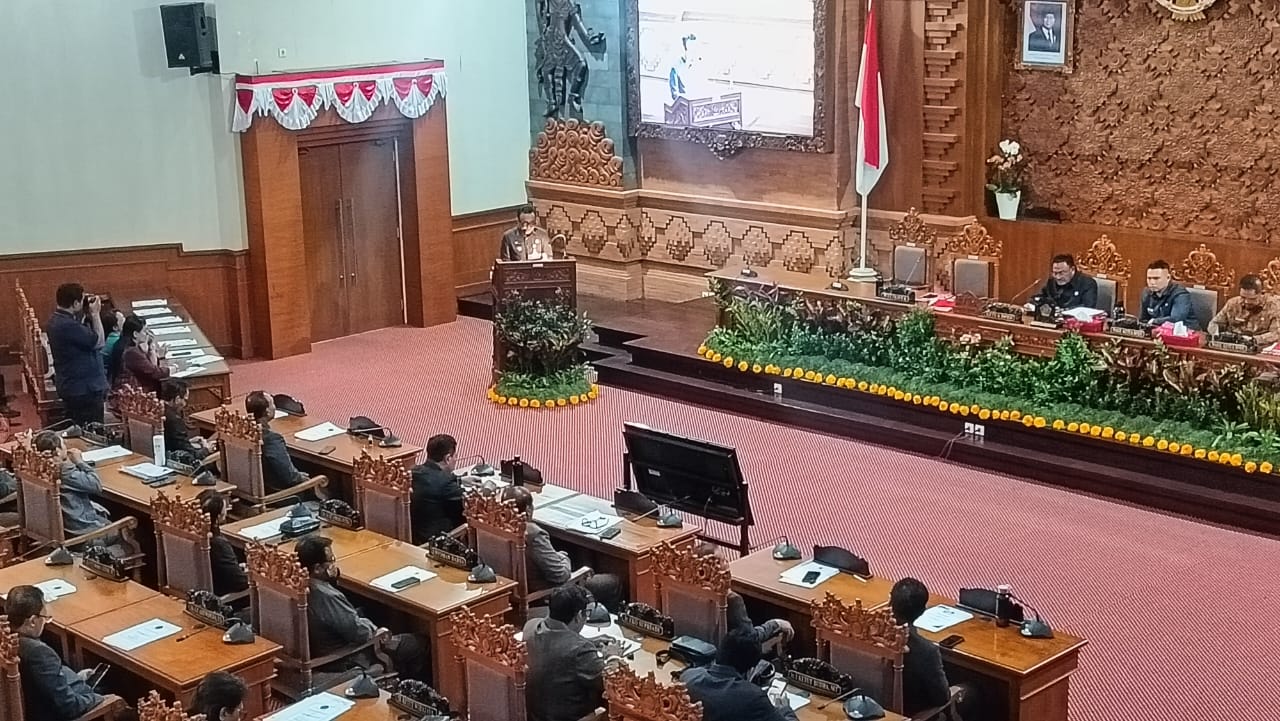 Foto: Suasana rapat paripurna ke-7 DPRD Kota Denpasar, Senin (17/3/25). Sumber: Komang Ari/Wacana Bali.
