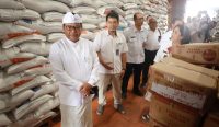 Foto: Tim Pengendalian Inflasi Daerah Kota Denpasar saat melakukan pemantauan beras di Gudang Bulog, Sempidi, Badung. Sumber: Pemkot Denpasar.