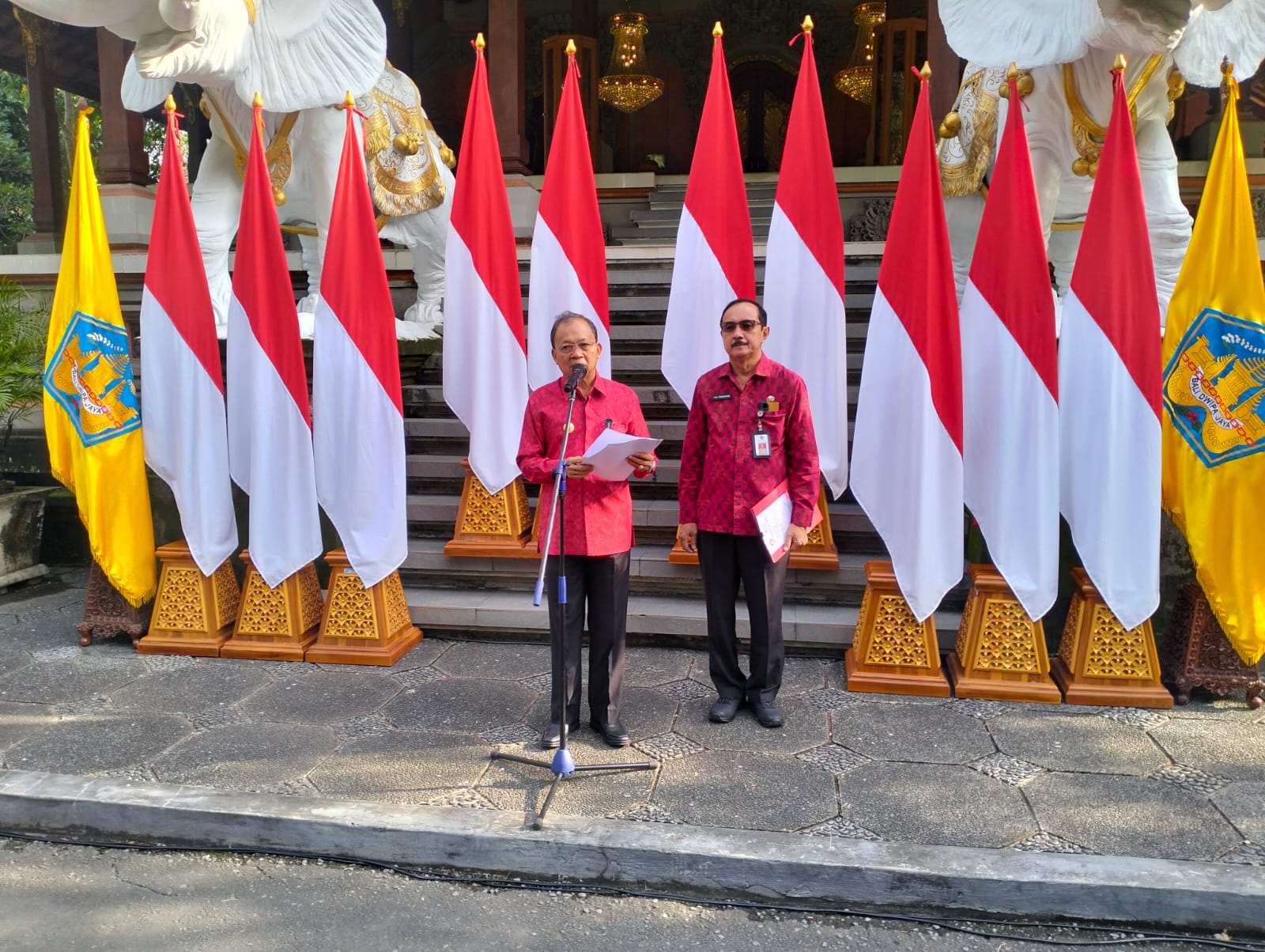 Gubernur Bali Wayan Koster didampingi Kadis Pariwisata Bali Tjok Bagus Pemayun saat mengumumkan aturan Tatanan Baru Bagi Wisatawan Asing saat Berada di Bali, Senin (24/3/25). Foto: tim/wacanabali.com