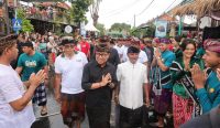 Foto: Wakil Wali Kota Denpasar I Kadek Agus Arya Wibawa saat menyaksikan Tradisi Omed-Omedan di Banjar Kaja Sesetan, Denpasar. Sumber: Pemkot Denpasar.