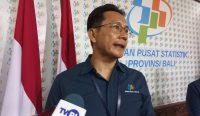 Foto: Plt. Kepala Badan Pusat Statistik (BPS) Provinsi Bali, Kadek Agus Wirawan saat diwawancarai awak media di Denpasar, Senin (3/3/25). Sumber: Komang Ari/Wacana Bali.