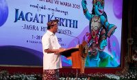 Foto: Gubernur Bali Wayan Koster saat menutup Bulan Bahasa Bali VII tahun 2025 di Art Center Denpasar, Sabtu (1/3)