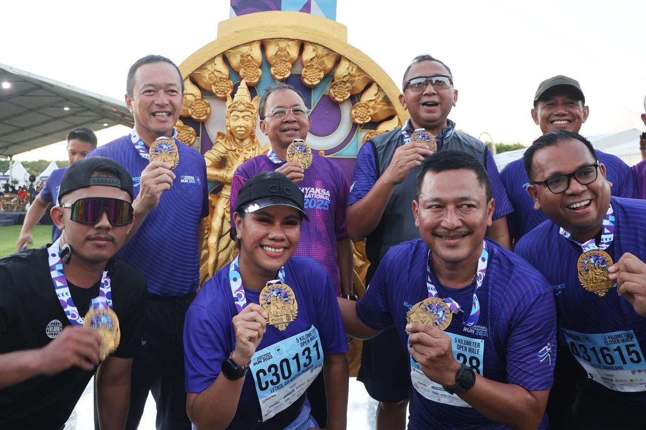 Foto: Gubernur Bali Wayan Koster melepas ribuan peserta Adhyaksa International Run (AIR) 2025 di Peninsula, ITDC, Nusa Dua, Badung, Minggu (27/4/2025)