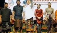Bupati Badung I Wayan Adi Arnawa bersama Nyonya Rasniathi Adi Arnawa menghadiri Festival Seni Budaya Ke-13 di Open Stage Majelangu Jaba Pura Segara Kuta, Kecamatan Kuta, Senin (31/3).
