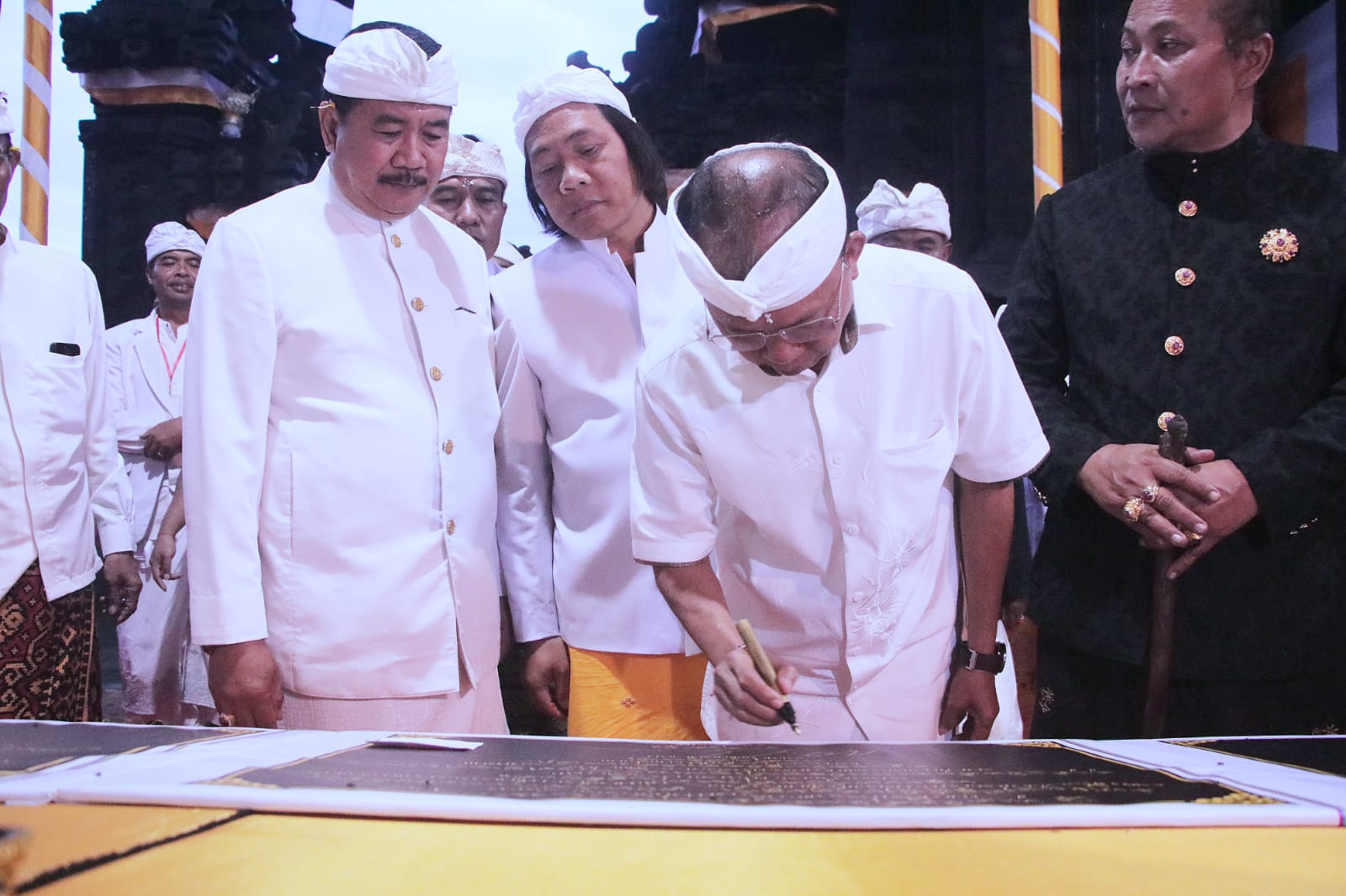 Gubernur Bali Wayan Koster saat menghadiri acara padudusan agung Pura Kawitan Warga Kayuselem Gwasong Songan, Kintamani Bangli, Jumat (18/4/25). Foto: tim/wacanabali.com