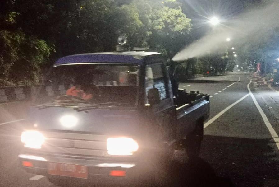 Foto: Pelaksanaan kegiatan Fogging Ultra Low Volume (ULV) di publik area (di luar ruangan) seperti jalan, taman, dan lapangan di wilayah Kota Denpasar yang dimulai pada Rabu (2/4/25).