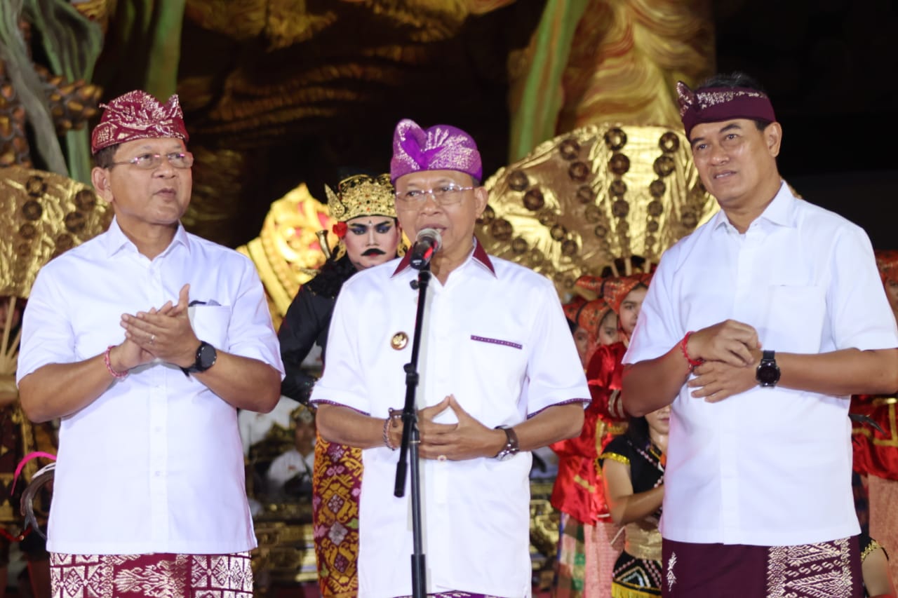 Foto: Gubernur Bali Wayan Koster hadir pada perayaan HUT ke-421 Kota Singaraja di (RTH) Taman Bung Karno, pada Sabtu (5/4/2025).