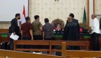 Sidang lanjutan perkara dugaan pemalsuan silsilah yang dituduhkan kepada keluarga Jero Kepisah, Pedungan menghadirkan 3 penyidik Direktorat Kriminal Khusus (Ditreskrimsus) Polda Bali sebagai saksi verbalisan di Pengadilan Negeri (PN) Denpasar, Selasa 15 April 2025. Foto: Yulius N