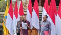 Foto: Gubernur Bali Wayan didampingi Kadis DLHK dan Diskominfo Bali saat konferensi pers, di Jayasabha. Sumber: Yulius N/wacanabali.com
