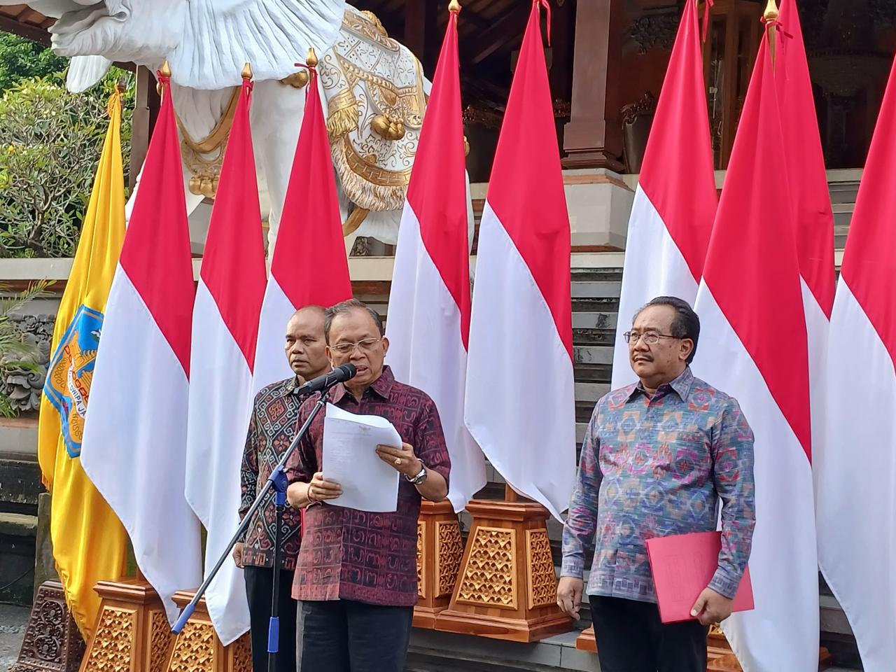 Foto: Gubernur Bali Wayan didampingi Kadis DLHK dan Diskominfo Bali saat konferensi pers, di Jayasabha. Sumber: Yulius N/wacanabali.com