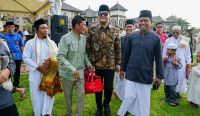 Foto: Wakil Bupati Badung Bagus Alit Sucipta menghadiri pelaksanaan Sholat Ied Hari Raya Idul Fitri 1446 Hijriah di Lapangan Puspem Badung, Senin (31/3/25). Sumber: Pemkab Badung.